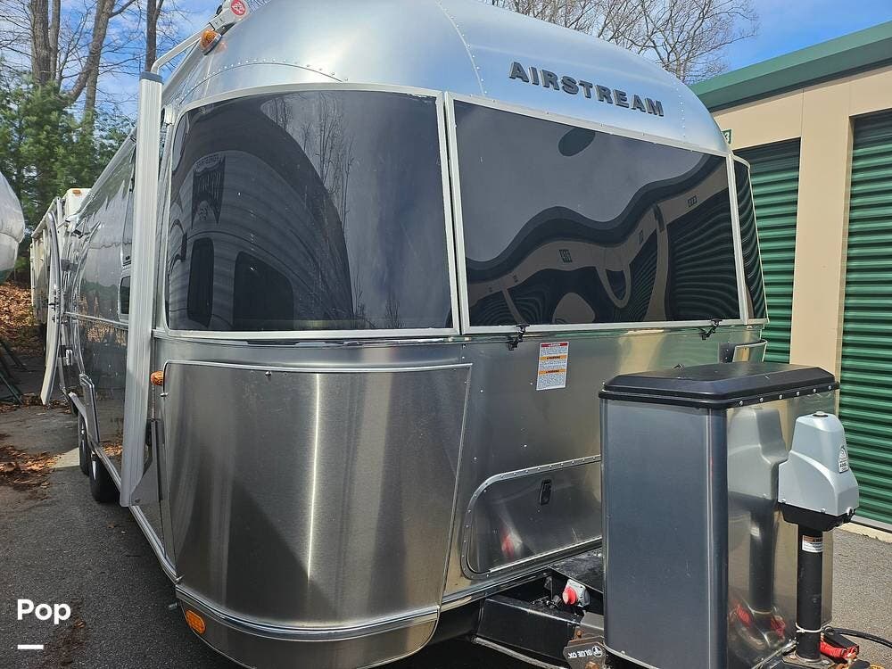 2019 Globetrotter 27FB by Airstream from Pop RVs in Colchester, Connecticut