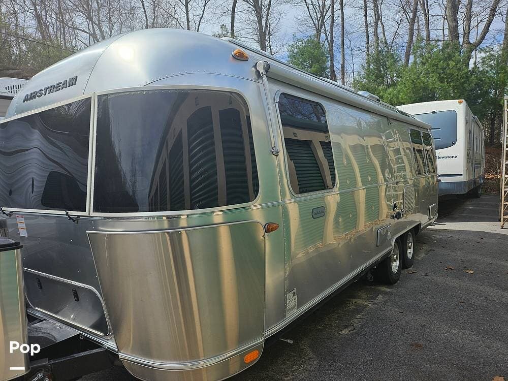 2019 Airstream Globetrotter 27FB - Used Travel Trailer For Sale by Pop RVs in Colchester, Connecticut features Awning, Air Conditioning, Leveling Jacks