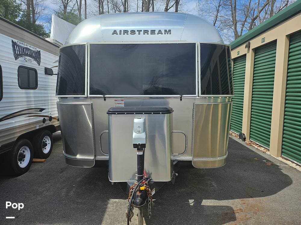2019 Airstream Globetrotter 27FB - Used Travel Trailer For Sale by Pop RVs in Colchester, Connecticut features Leveling Jacks, Air Conditioning, Awning