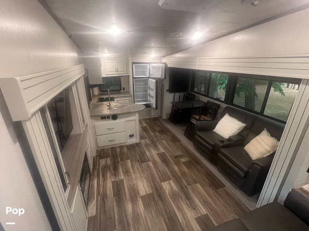 2023 Keystone Cougar 29RKS - Used Fifth Wheel For Sale by Pop RVs in Yukon, Oklahoma features Awning, Leveling Jacks, Air Conditioning, Slideout