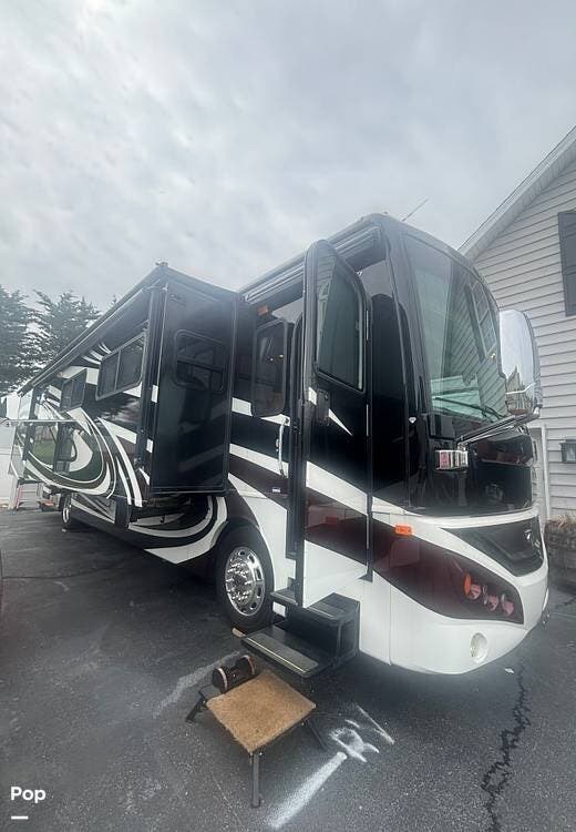 2012 Fleetwood Expedition 38B - Used Diesel Pusher For Sale by Pop RVs in Lebanon, Pennsylvania features Awning, Air Conditioning, Slideout, Generator, Leveling Jacks