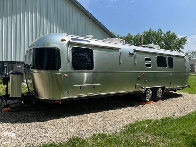 2023 Airstream Classic 33FB Twin - Used Travel Trailer For Sale by Pop RVs in Wildwood, Missouri