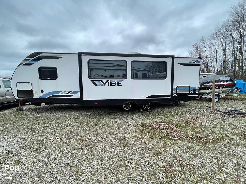 2022 Forest River Vibe 26BH - Used Travel Trailer For Sale by Pop RVs in Roseville, Michigan features Air Conditioning, Leveling Jacks, Slideout, Awning