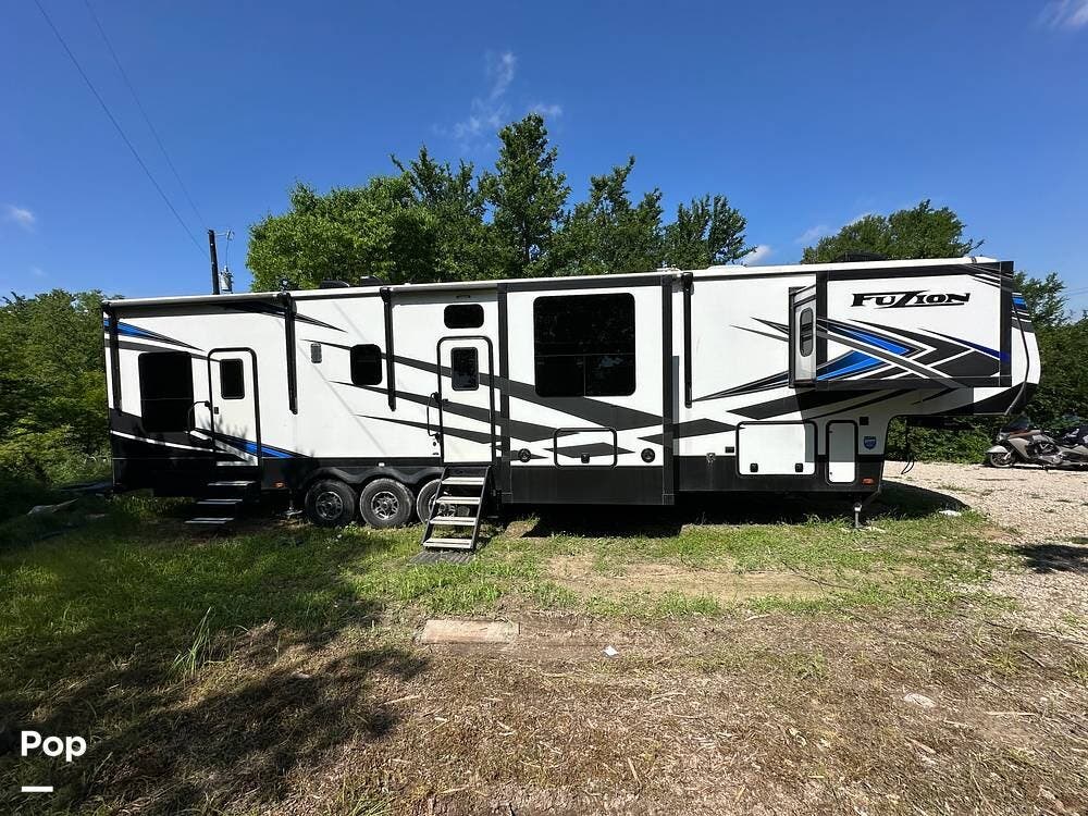 2021 Keystone Fuzion 429 - Used Toy Hauler For Sale by Pop RVs in Mckinney, Texas features Generator, Awning, Air Conditioning, Slideout