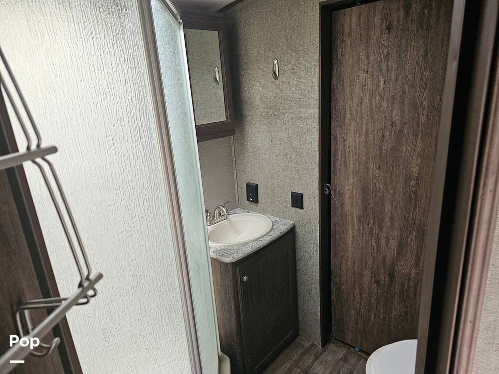 2018 Keystone Cougar 33SAB - Used Travel Trailer For Sale by Pop RVs in Spotsylvania, Virginia features Slideout, Awning, Air Conditioning