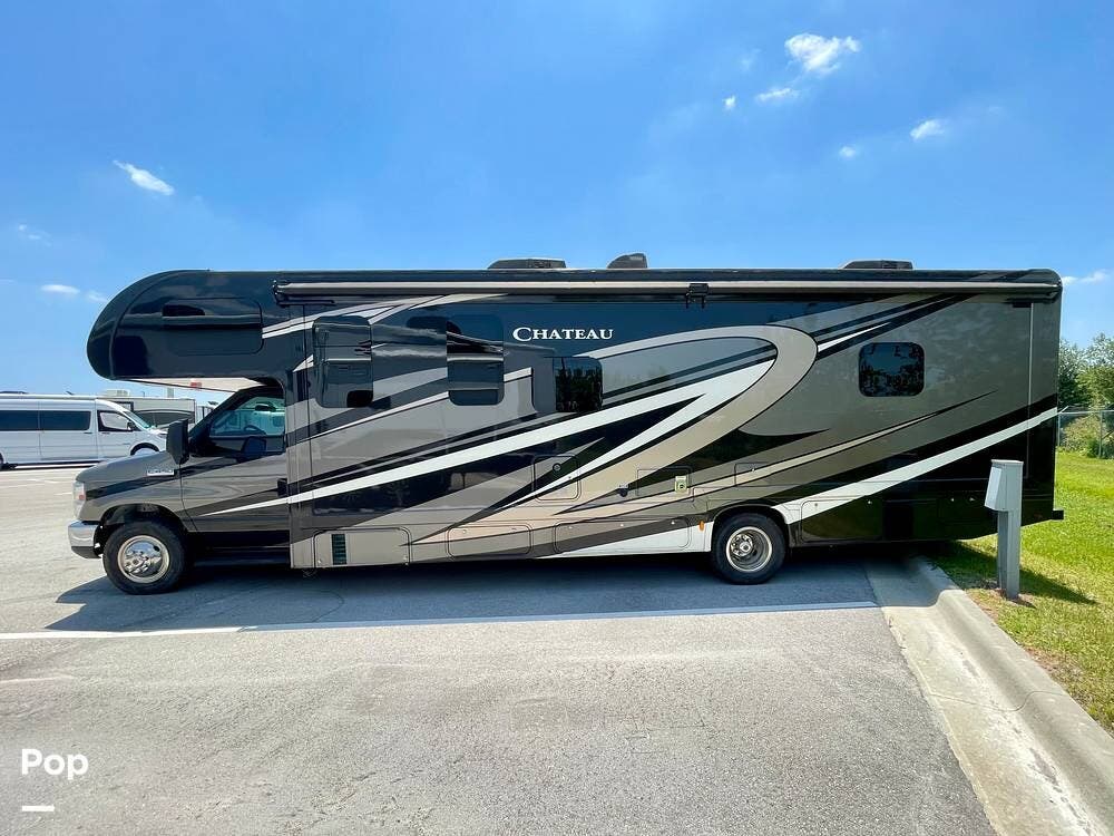 2020 Thor Motor Coach Chateau 31W - Used Class C For Sale by Pop RVs in Fort Pierce, Florida features Leveling Jacks, Awning, Air Conditioning, Generator, Slideout