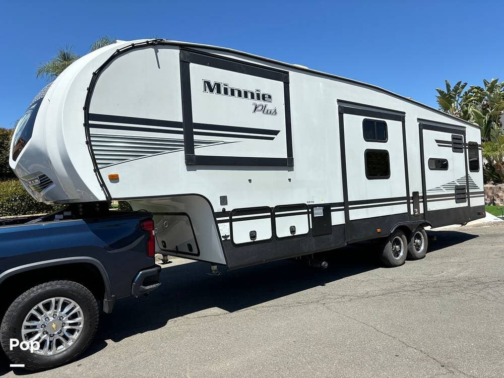 2020 Winnebago Minnie Plus 29MBH - Used Fifth Wheel For Sale by Pop RVs in Fallbrook, California features Leveling Jacks, Air Conditioning, Slideout, Awning