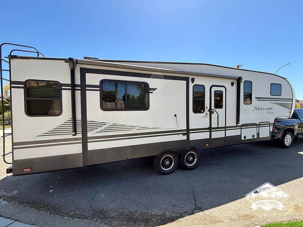 2020 Winnebago Minnie Plus 29MBH - Used Fifth Wheel For Sale by Pop RVs in Fallbrook, California features Awning, Air Conditioning, Slideout, Leveling Jacks
