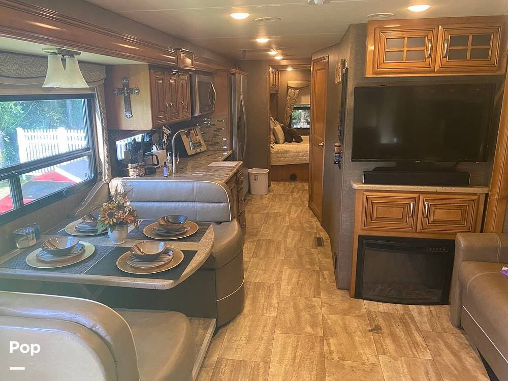 2017 Thor Motor Coach Challenger 37YT - Used Class A For Sale by Pop RVs in Denham Springs, Louisiana features Leveling Jacks, Air Conditioning, Slideout, Generator, Awning