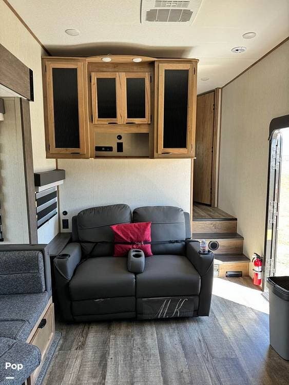 2024 Cherokee Arctic Wolf 287BH - Used Fifth Wheel For Sale by Pop RVs in Putnam, Oklahoma features Leveling Jacks, Air Conditioning, Slideout, Awning