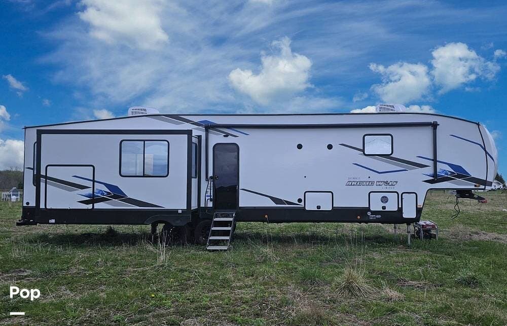 2024 Cherokee Arctic Wolf 3660SUITE - Used Fifth Wheel For Sale by Pop RVs in Bloomer, Wisconsin features Awning, Slideout, Leveling Jacks, Air Conditioning
