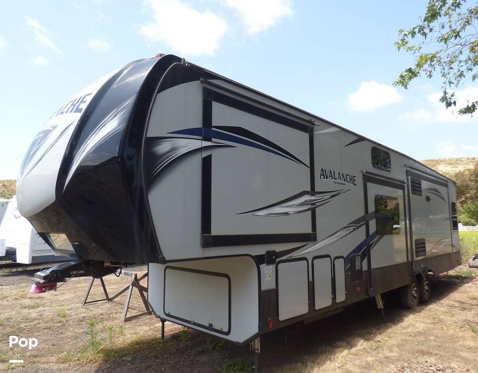 2019 Keystone Avalanche 365MB - Used Fifth Wheel For Sale by Pop RVs in Jamul, California features Awning, Air Conditioning, Leveling Jacks, Slideout