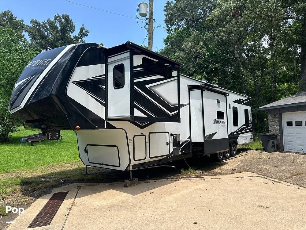 2022 Grand Design Momentum 397THS - Used Toy Hauler For Sale by Pop RVs in Longview, Texas features Slideout, Awning, Air Conditioning, Generator