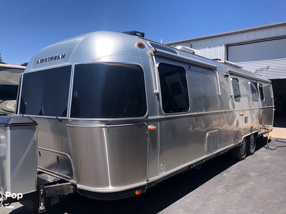 2018 Airstream Classic 33FB - Used Travel Trailer For Sale by Pop RVs in Albuquerque, New Mexico features Leveling Jacks, Awning, Air Conditioning