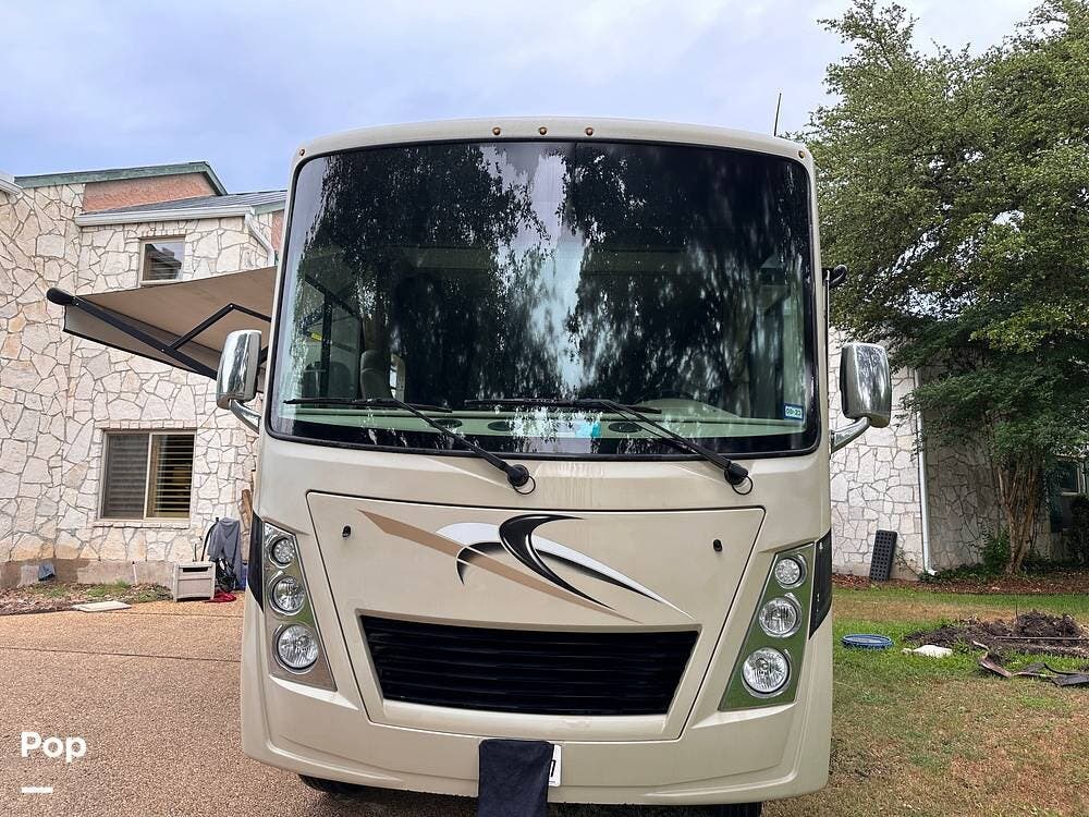 2020 Thor America Freedom Traveler A27 - Used Class A For Sale by Pop RVs in Garden Ridge, Texas features Generator, Air Conditioning, Awning, Slideout