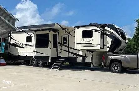 2019 Keystone Alpine 3700FL - Used Fifth Wheel For Sale by Pop RVs in Clayton, Delaware features Leveling Jacks, Awning, Slideout, Air Conditioning