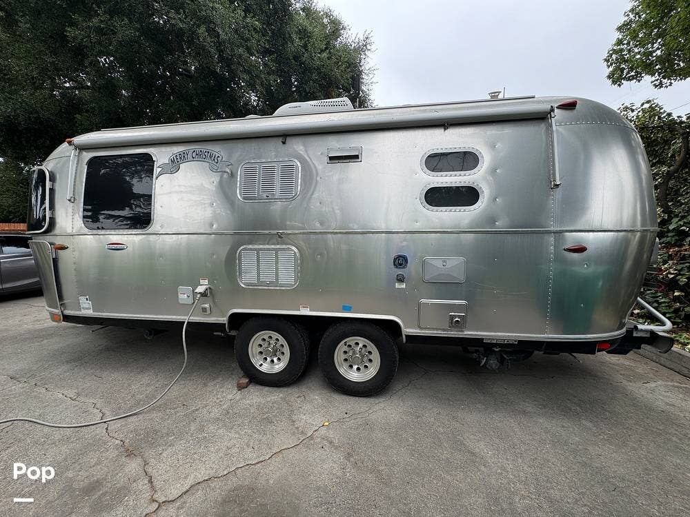 2019 Airstream International Signature 23FB - Used Travel Trailer For Sale by Pop RVs in Princeton, Texas features Leveling Jacks, Air Conditioning, Awning