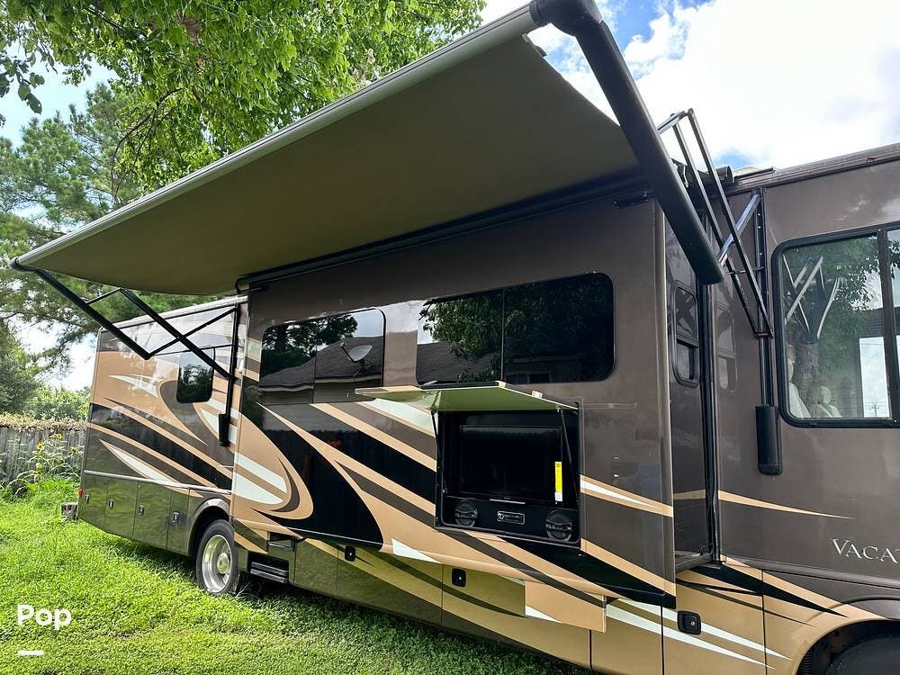 2015 Holiday Rambler Vacationer 36DBT - Used Class A For Sale by Pop RVs in Bastrop, Texas features Generator, Leveling Jacks, Awning, Air Conditioning, Slideout