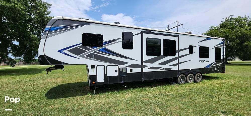 2021 Fuzion 424 Toy Hauler by Keystone from Pop RVs in Davis, Oklahoma