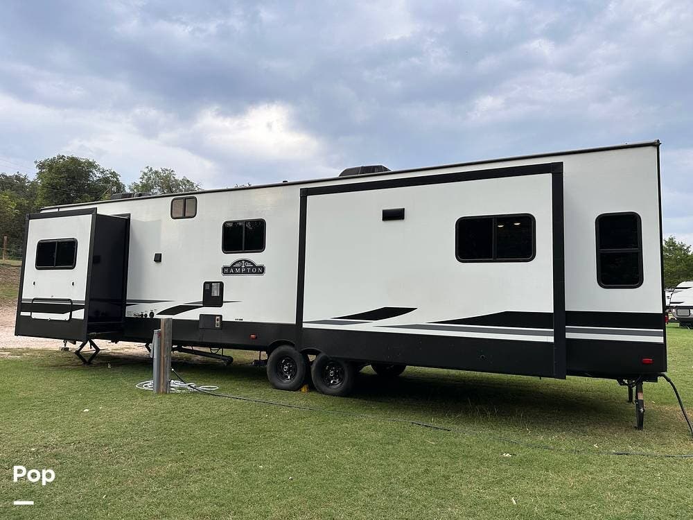 2022 CrossRoads Hampton 374BAR - Used Travel Trailer For Sale by Pop RVs in Seguin, Texas features Leveling Jacks, Slideout, Awning, Air Conditioning