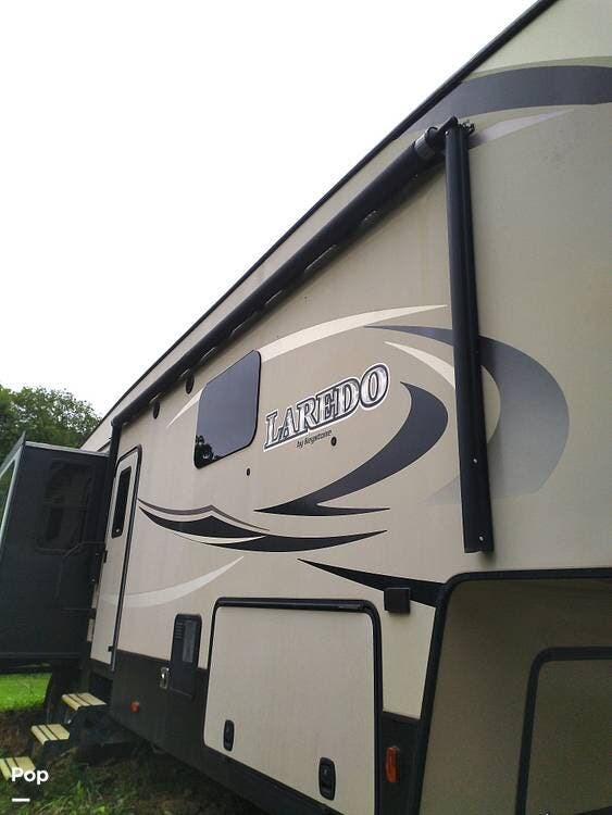 2018 Keystone Laredo 350FB - Used Fifth Wheel For Sale by Pop RVs in Cornersville, Tennessee features Leveling Jacks, Slideout, Awning, Air Conditioning
