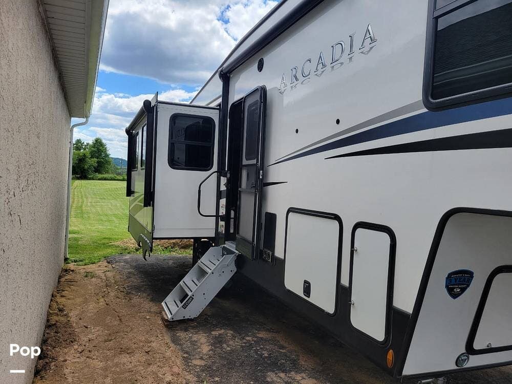 2023 Keystone Arcadia 332SLRL - Used Fifth Wheel For Sale by Pop RVs in Schwenksville, Pennsylvania features Awning, Air Conditioning, Slideout