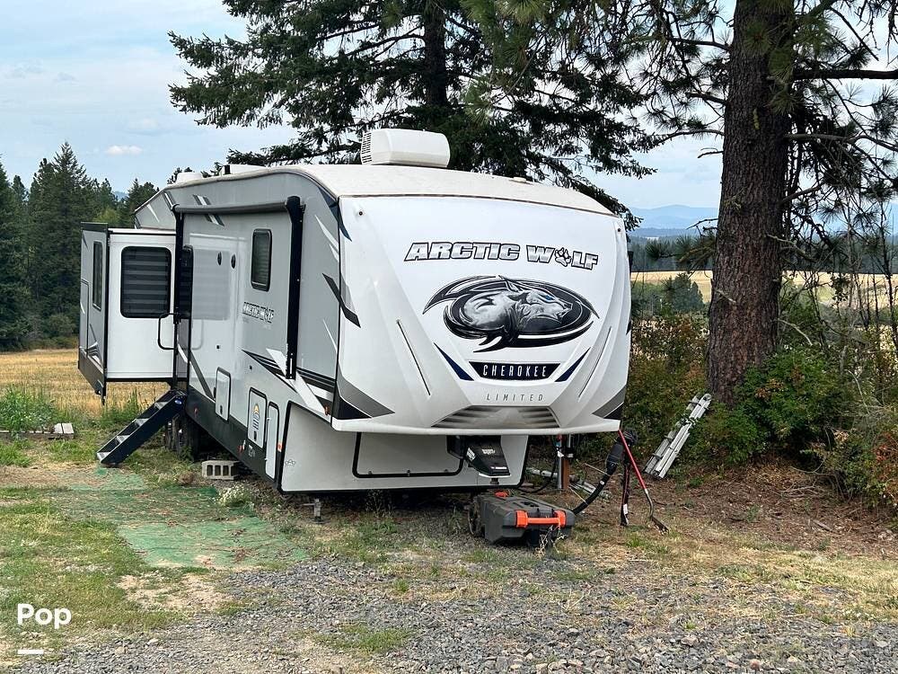 2022 Cherokee Arctic Wolf 3660 Suite - Used Fifth Wheel For Sale by Pop RVs in Plummer, Idaho features Awning, Air Conditioning, Slideout, Leveling Jacks