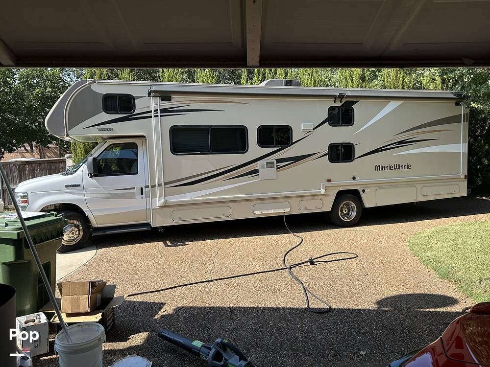 2018 Winnebago Minnie Winnie 31G - Used Class C For Sale by Pop RVs in Bedford, Texas features Awning, Generator, Air Conditioning, Slideout
