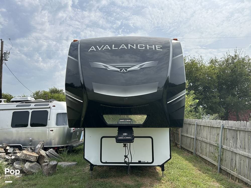 2021 Keystone Avalanche 395BH - Used Fifth Wheel For Sale by Pop RVs in Rhome, Texas features Air Conditioning, Awning, Slideout, Leveling Jacks