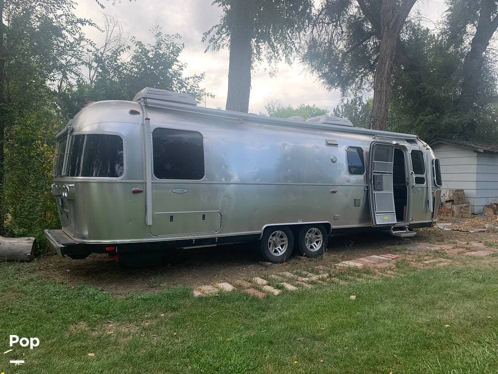 2018 Airstream Classic 30RB TWIN - Used Travel Trailer For Sale by Pop RVs in Longmont, Colorado features Leveling Jacks, Air Conditioning, Awning