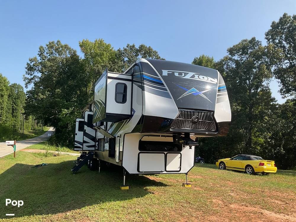2021 Keystone Fuzion 369 - Used Toy Hauler For Sale by Pop RVs in Jonesville, South Carolina features Leveling Jacks, Air Conditioning, Slideout, Generator