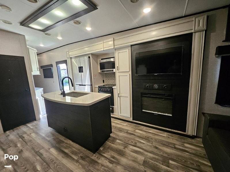 2023 Highland Ridge Silverstar XLT 354MBH - Used Fifth Wheel For Sale by Pop RVs in Brookshire, Texas features Slideout, Leveling Jacks, Awning, Air Conditioning