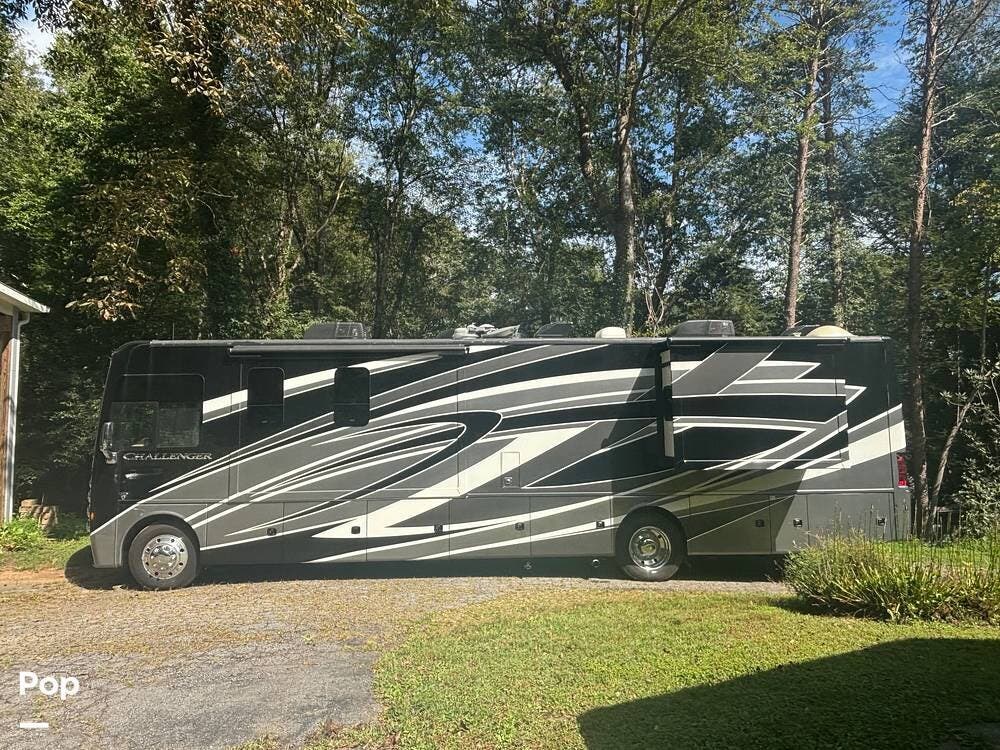 2022 Thor Motor Coach Challenger 37DS - Used Class A For Sale by Pop RVs in Hendersonville, North Carolina features Air Conditioning, Leveling Jacks, Slideout, Generator