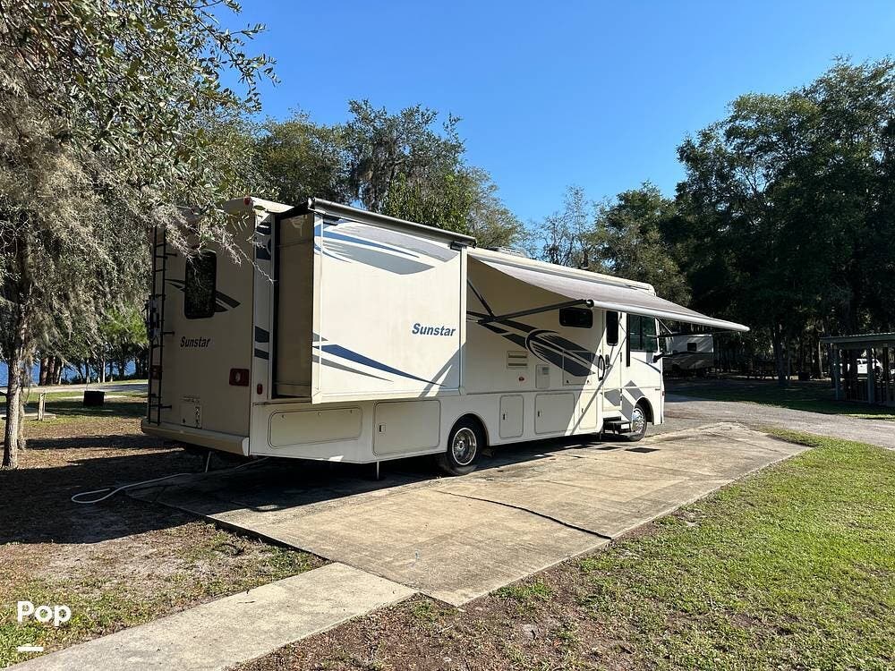 2018 Winnebago Sunstar 32YE - Used Class A For Sale by Pop RVs in Jacksonville, Florida features Awning, Generator, Leveling Jacks, Slideout, Air Conditioning