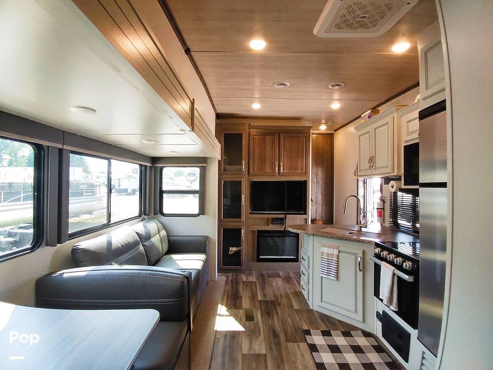 2022 Keystone Cougar 32BHS - Used Fifth Wheel For Sale by Pop RVs in Fort Mill, South Carolina features Air Conditioning, Slideout