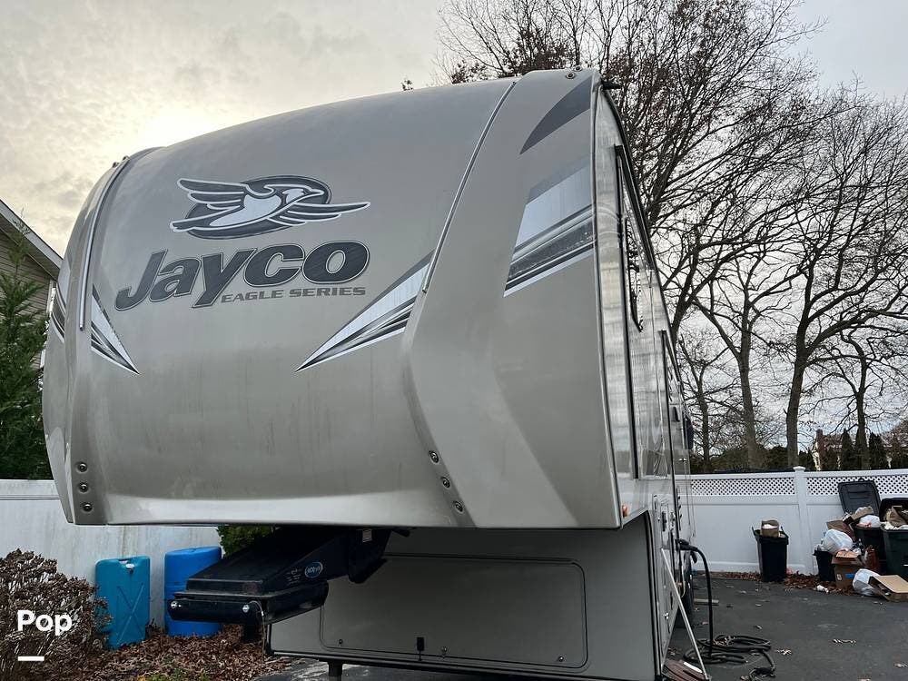 2018 Jayco Eagle 325BHQS - Used Fifth Wheel For Sale by Pop RVs in Holtsville, New York features Awning, Slideout, Air Conditioning, Leveling Jacks
