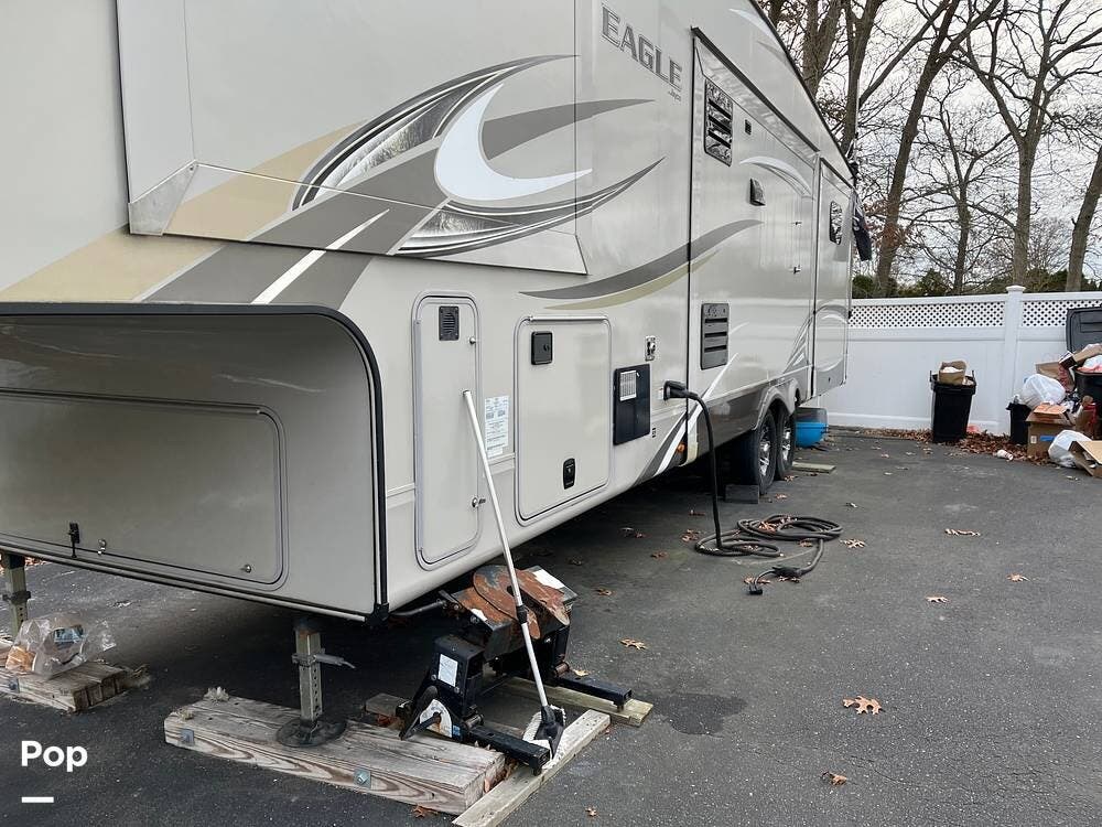 Used 2018 Jayco Eagle 325BHQS available in Holtsville, New York