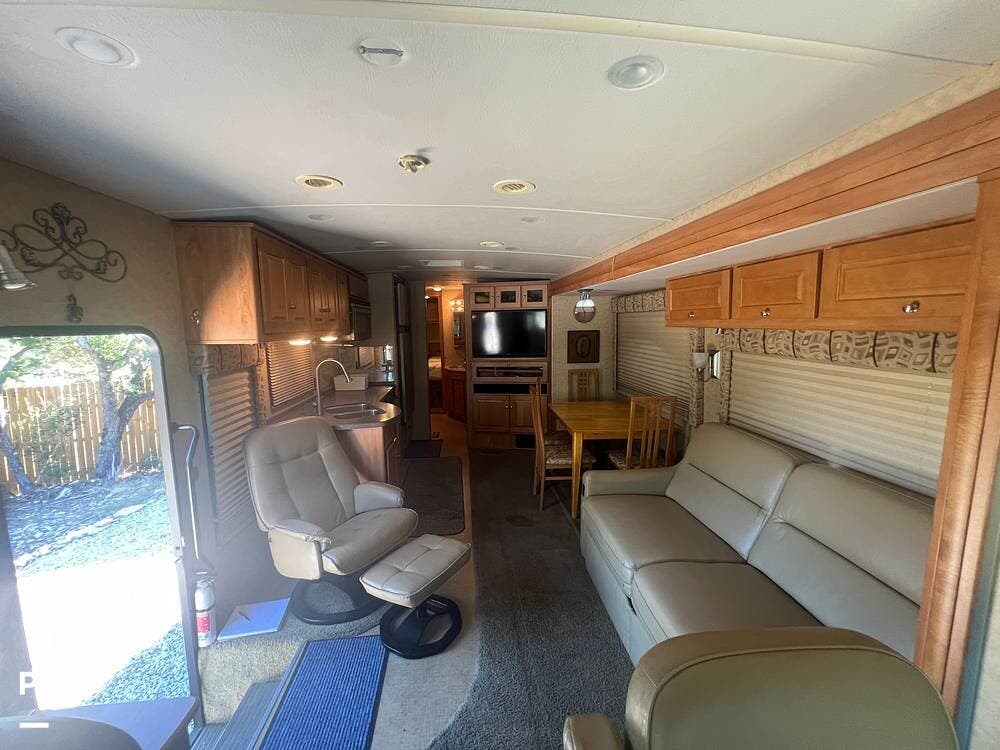2008 Adventurer Limited 37GL by Winnebago from Pop RVs in Pipe Creek, Texas