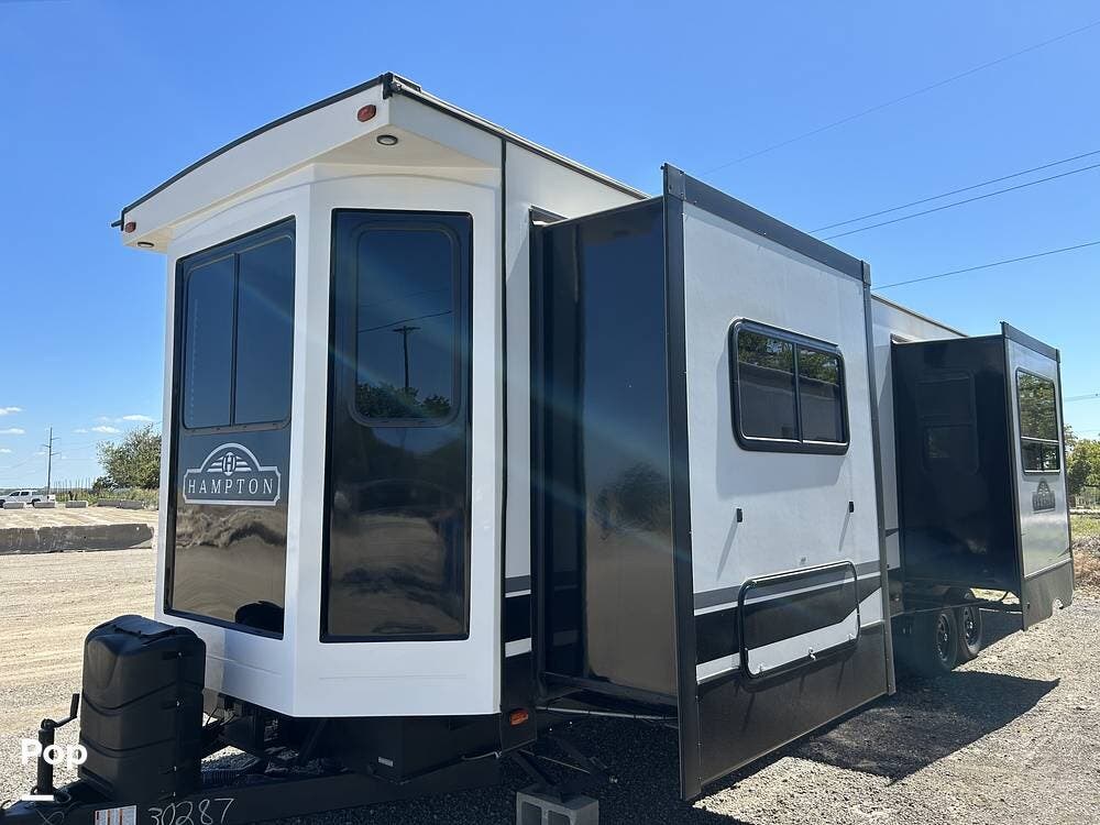 2022 CrossRoads Hampton 380RKS - Used Travel Trailer For Sale by Pop RVs in Sanger, Texas features Air Conditioning, Awning, Leveling Jacks, Slideout