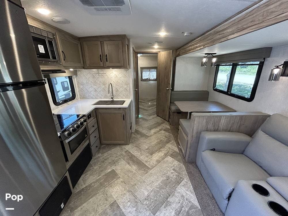 2022 Palomino Solaire Ultra-Lite 320TSBH - Used Travel Trailer For Sale by Pop RVs in Sanger, Texas features Air Conditioning, Slideout, Leveling Jacks