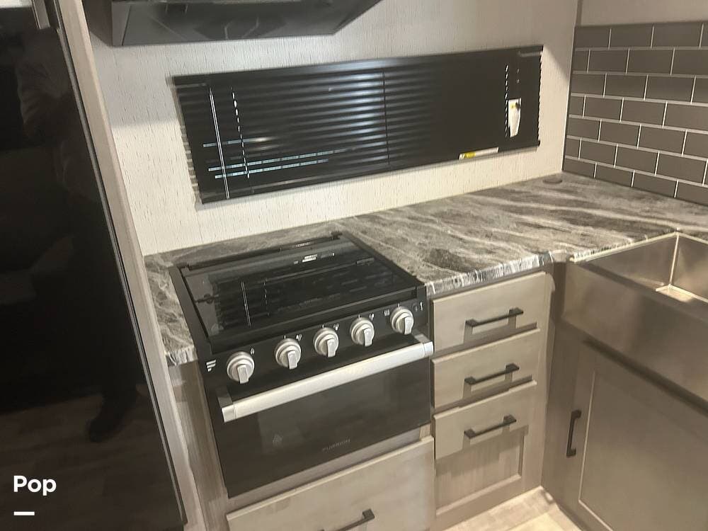 2023 Dutchmen Kodiak ULTIMATE 3301BHSL - Used Travel Trailer For Sale by Pop RVs in Holland, Texas features Leveling Jacks, Awning, Air Conditioning, Slideout