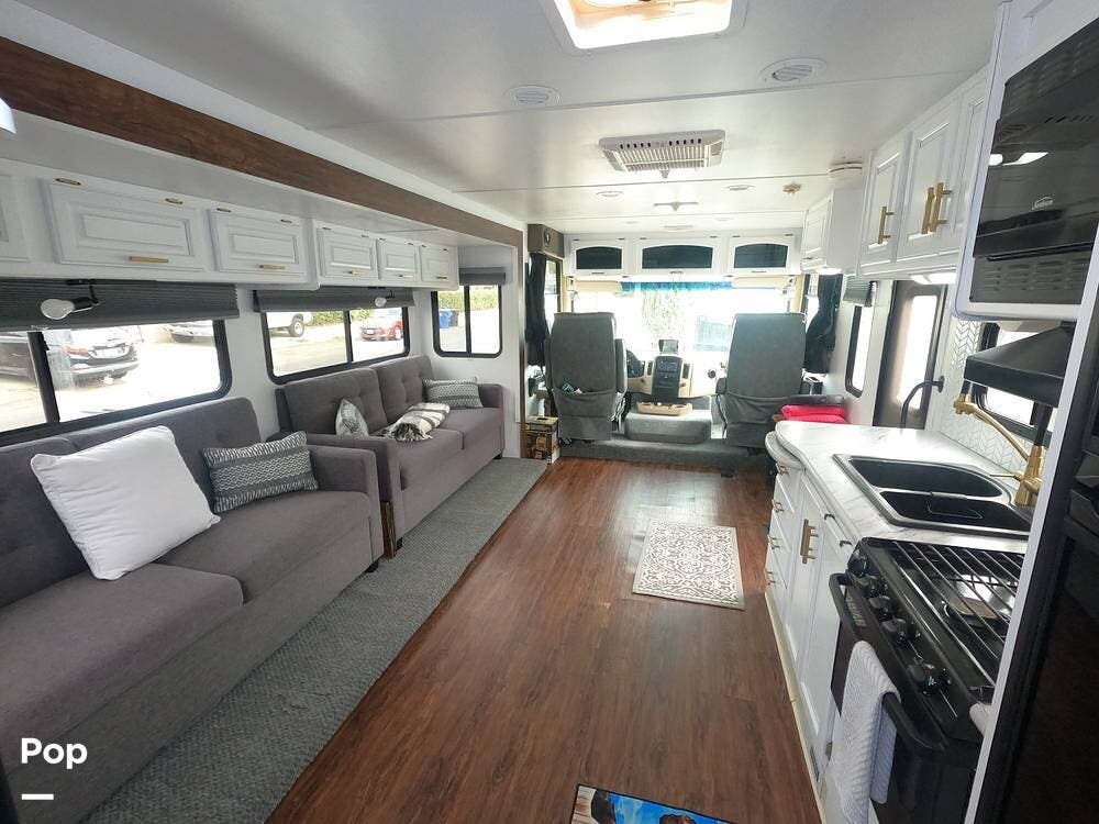 2011 Four Winds Hurricane 32A - Used Class A For Sale by Pop RVs in Sun Valley, California features Generator, Awning, Leveling Jacks, Slideout, Air Conditioning