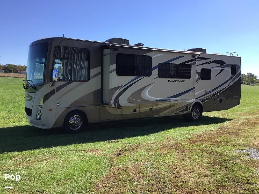 2018 Thor Motor Coach Windsport 35M - Used Class A For Sale by Pop RVs in Inwood, West Virginia features Leveling Jacks, Awning, Slideout, Generator, Air Conditioning