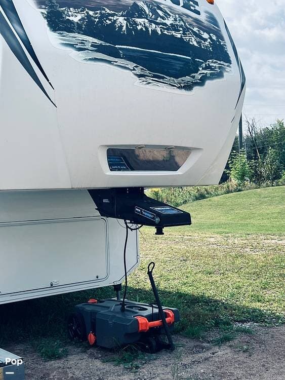 2013 Keystone Alpine 3555RL - Used Fifth Wheel For Sale by Pop RVs in Sault Sainte Marie, Michigan features Air Conditioning, Slideout, Leveling Jacks, Awning