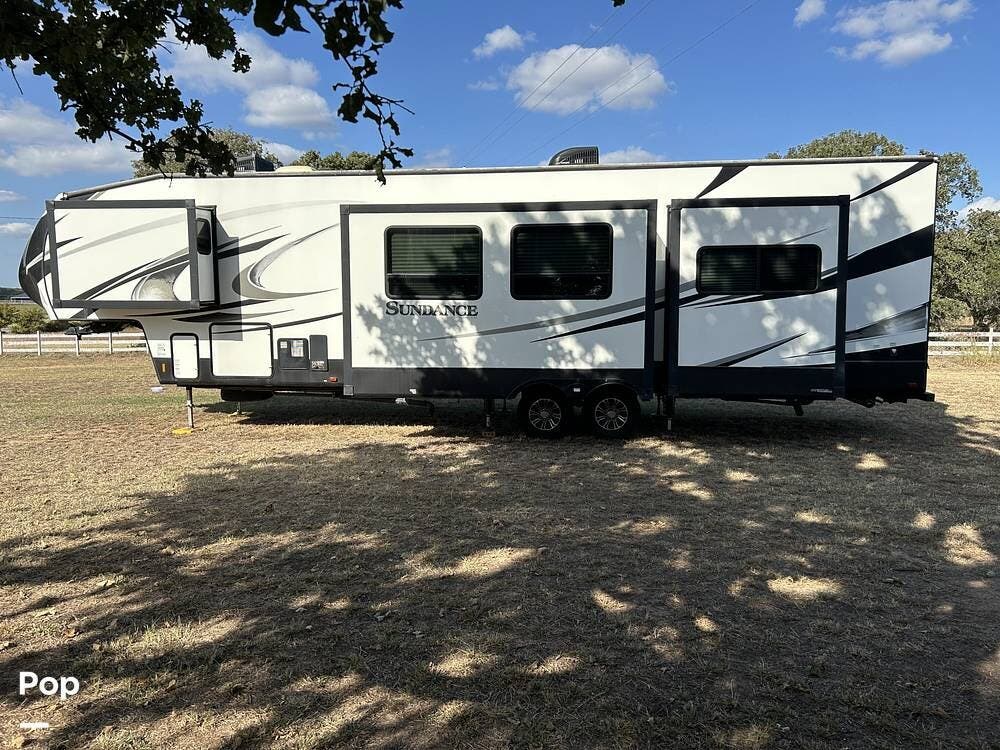 2018 Heartland Sundance 3700RLB - Used Fifth Wheel For Sale by Pop RVs in Weatherford, Texas features Leveling Jacks, Slideout, Awning, Air Conditioning