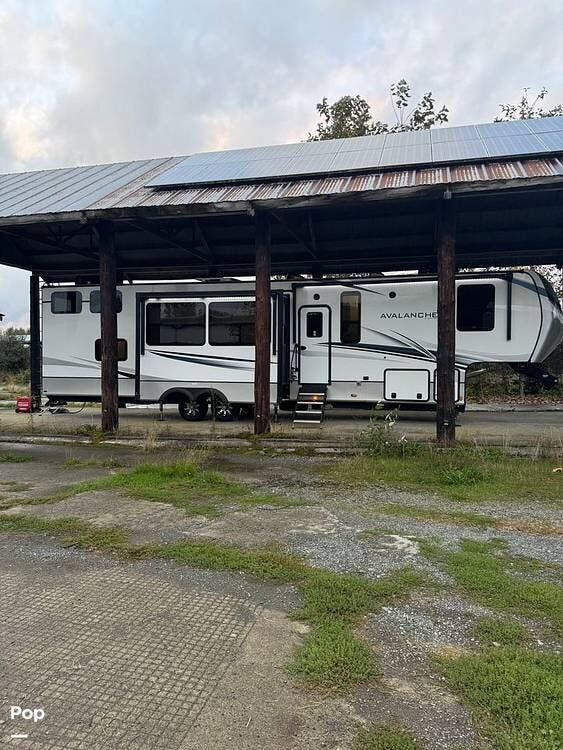 2022 Keystone Avalanche 390DS - Used Fifth Wheel For Sale by Pop RVs in Orting, Washington features Awning, Air Conditioning, Leveling Jacks, Slideout