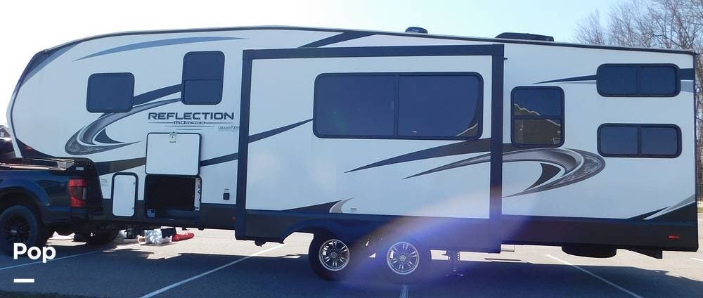 2022 Forest River Reflection 268BH - Used Fifth Wheel For Sale by Pop RVs in North Ridgeville, Ohio features Slideout, Awning, Leveling Jacks, Air Conditioning