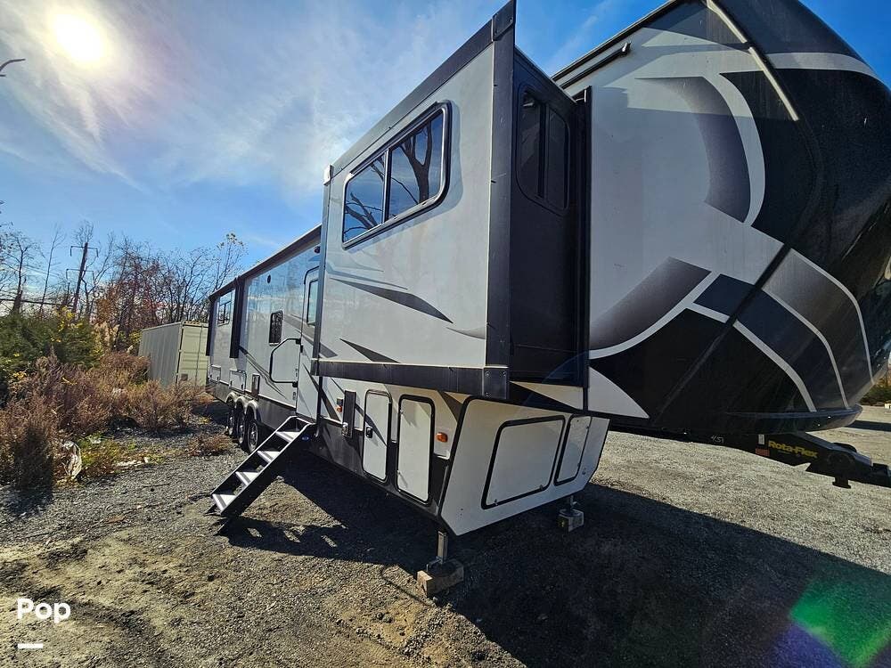 2021 Keystone Montana 383TH - Used Toy Hauler For Sale by Pop RVs in Morrisville, Pennsylvania features Awning, Air Conditioning, Slideout