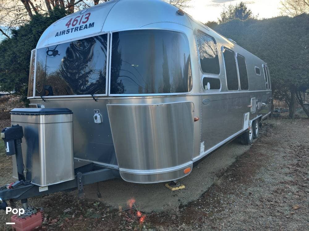 2014 Flying Cloud 30 by Airstream from Pop RVs in Columbia, Connecticut