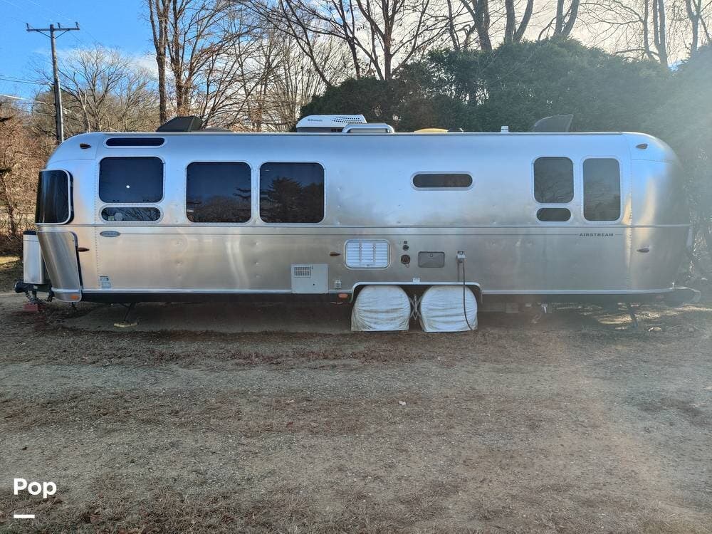 2014 Airstream Flying Cloud 30 - Used Travel Trailer For Sale by Pop RVs in Columbia, Connecticut features Awning, Air Conditioning, Leveling Jacks